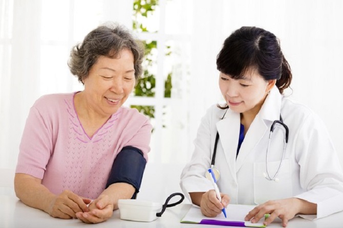 Những lợi ích của việc đo và kiểm soát huyết áp đối với người già?