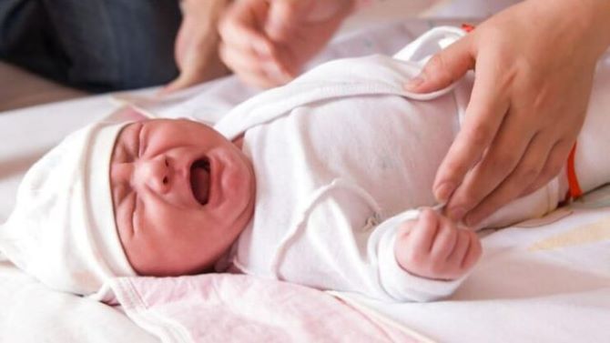 Trẻ sơ sinh mắc Covid-19 có thể có triệu chứng bú kém không?
